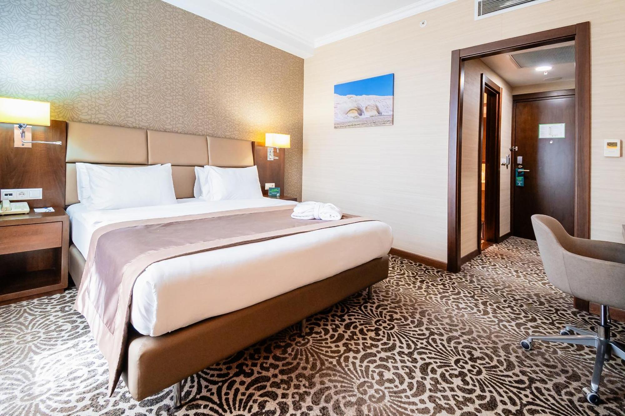 Holiday Inn Aktau By Ihg מראה חיצוני תמונה