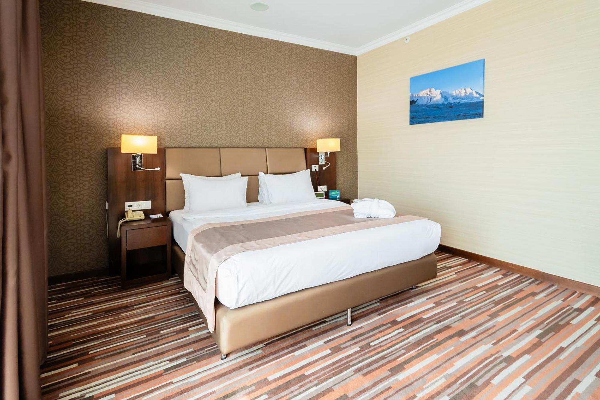 Holiday Inn Aktau By Ihg מראה חיצוני תמונה