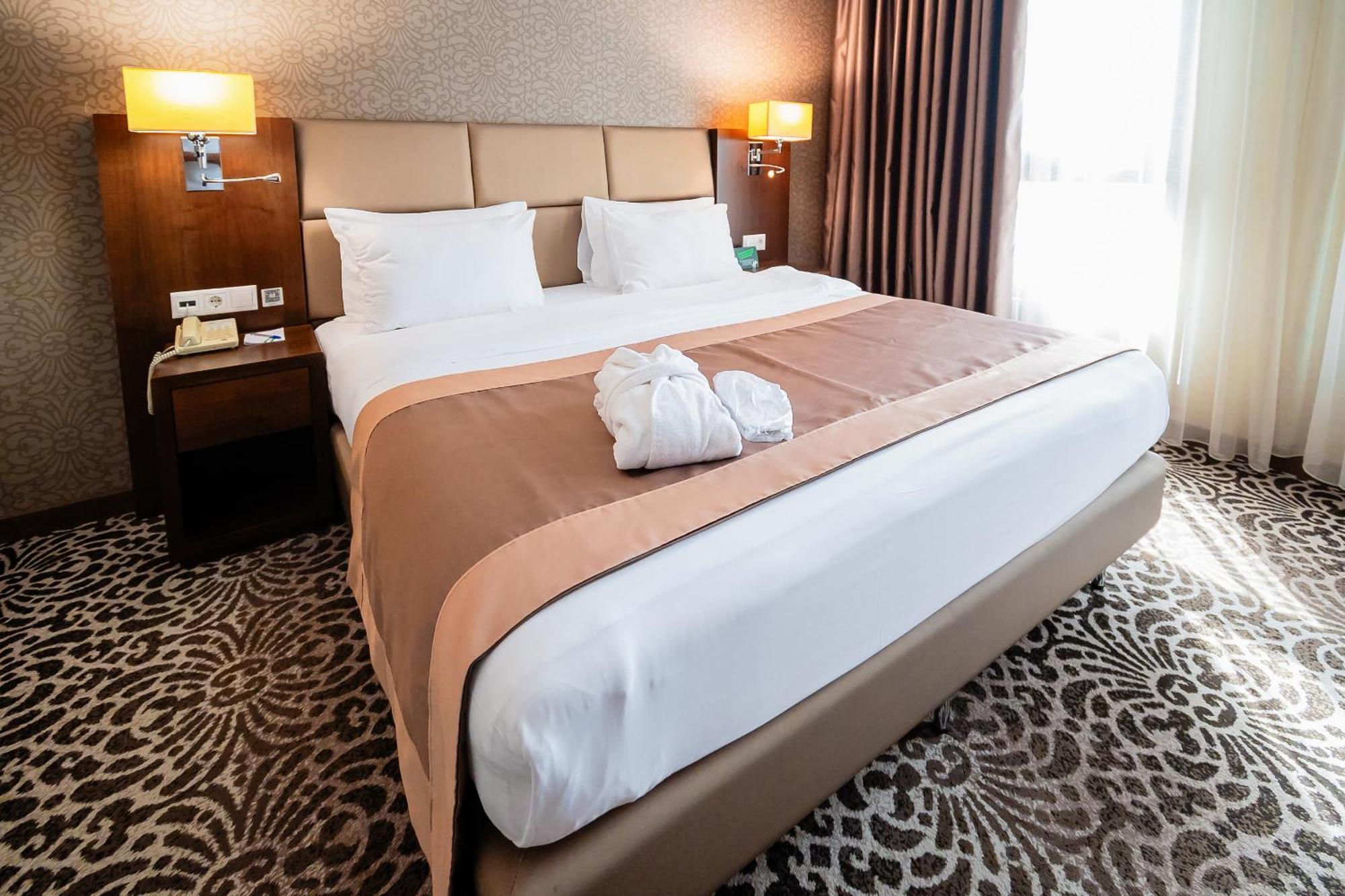 Holiday Inn Aktau By Ihg מראה חיצוני תמונה
