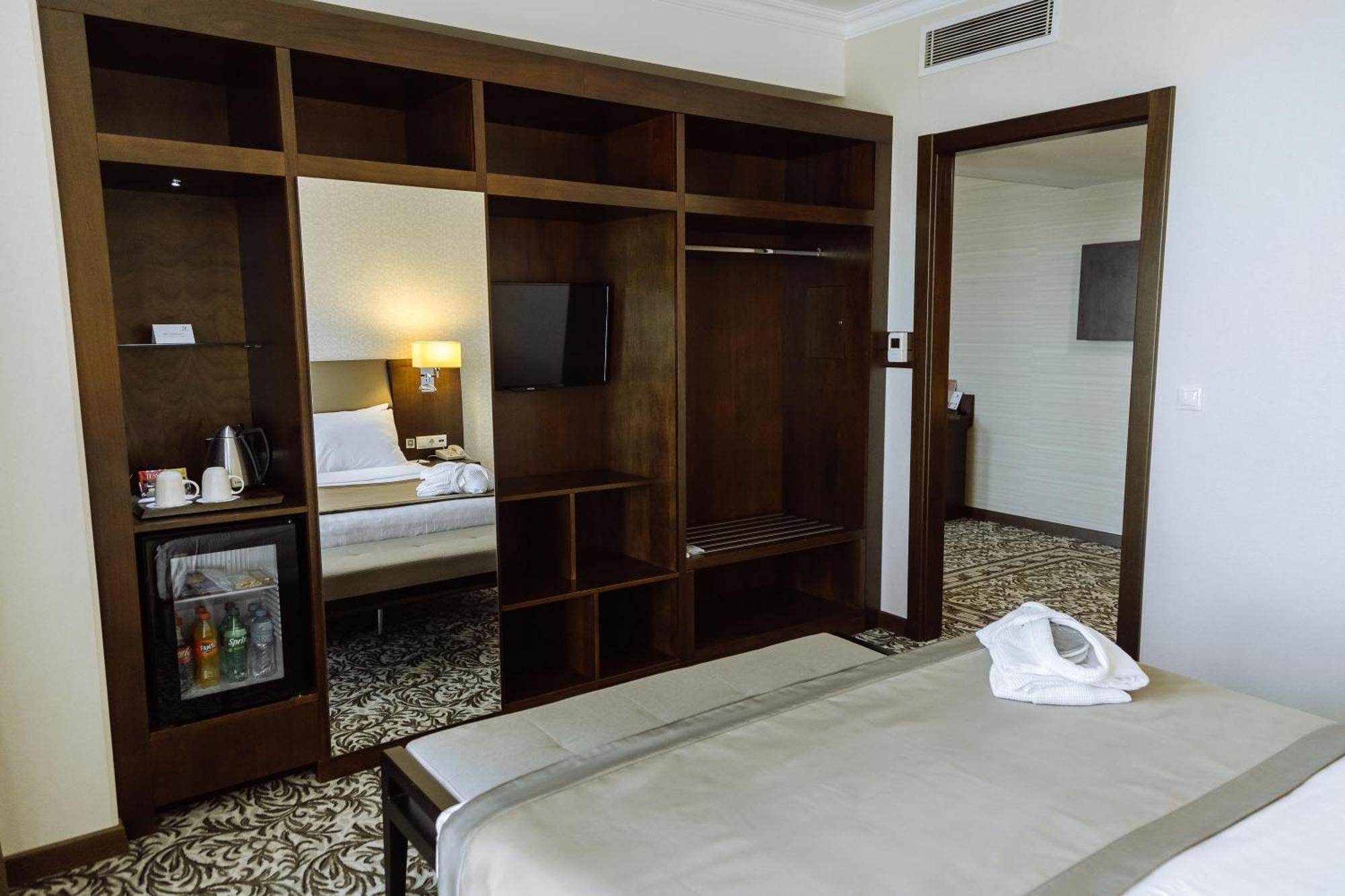 Holiday Inn Aktau By Ihg מראה חיצוני תמונה