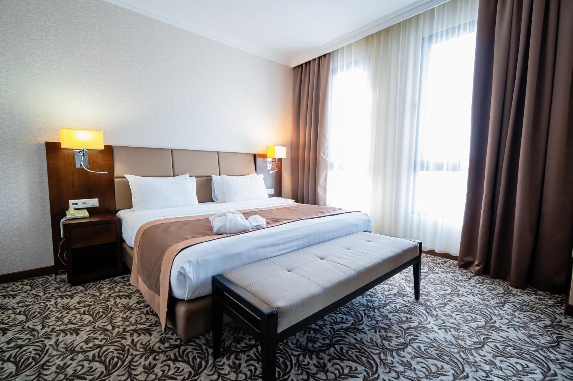 Holiday Inn Aktau By Ihg מראה חיצוני תמונה