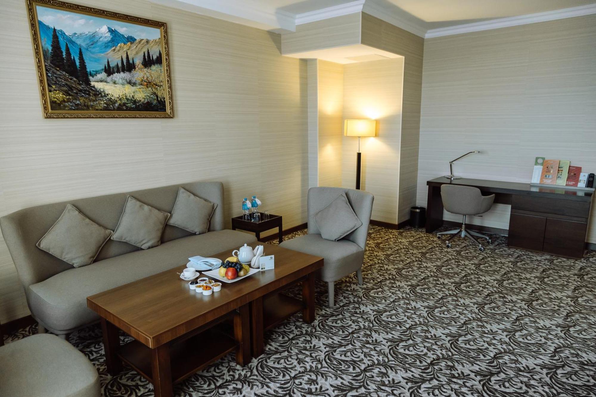 Holiday Inn Aktau By Ihg מראה חיצוני תמונה